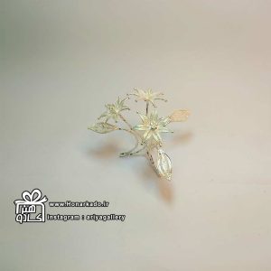 گل آب نقره کنار سینی